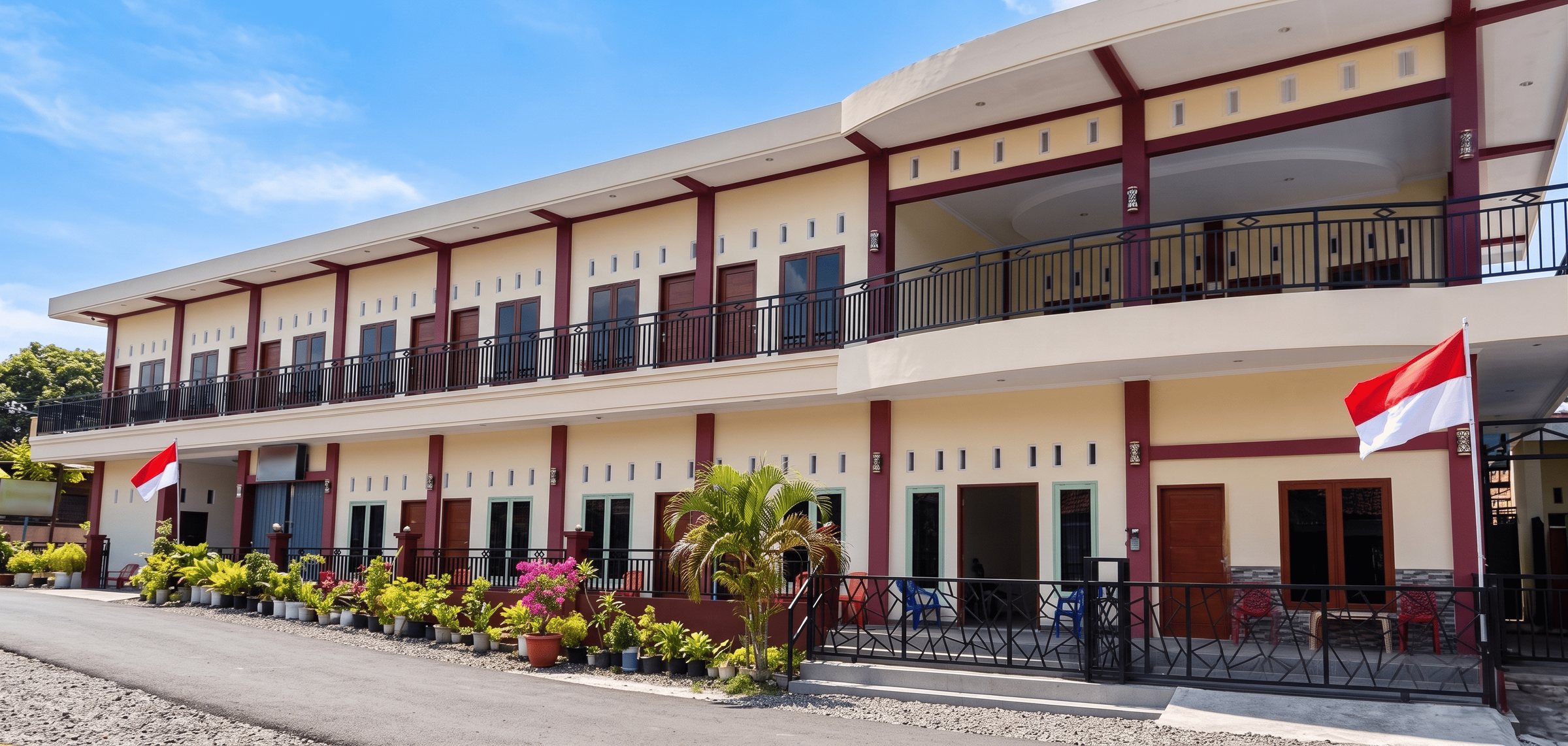 Tampak depan Dermaga Hotel Parbaba di siang hari